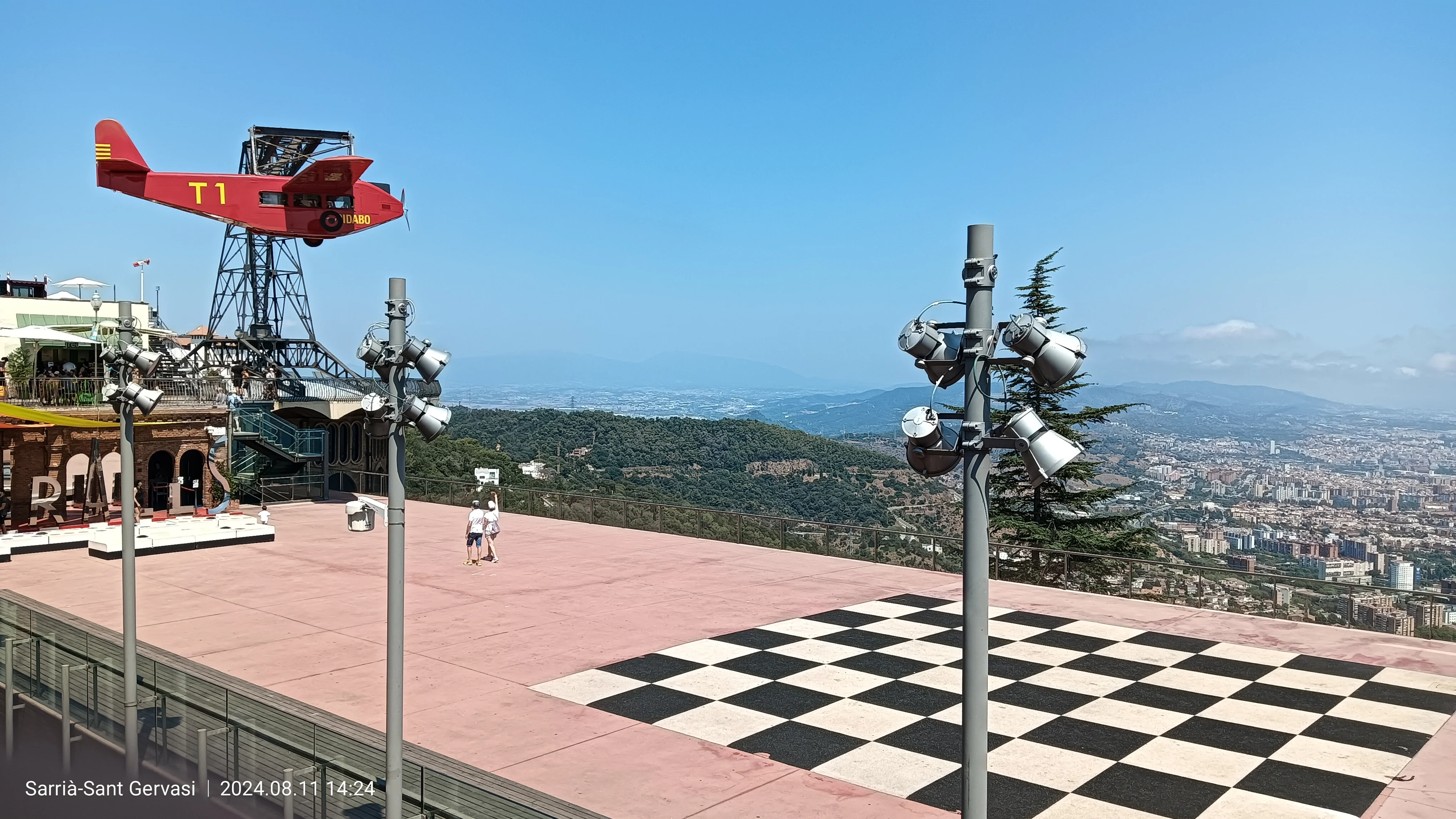 ティビダボ遊園地の赤い飛行機アトラクション「エル・アビオ」——山頂テラスからバルセロナ市街と地中海を一望する