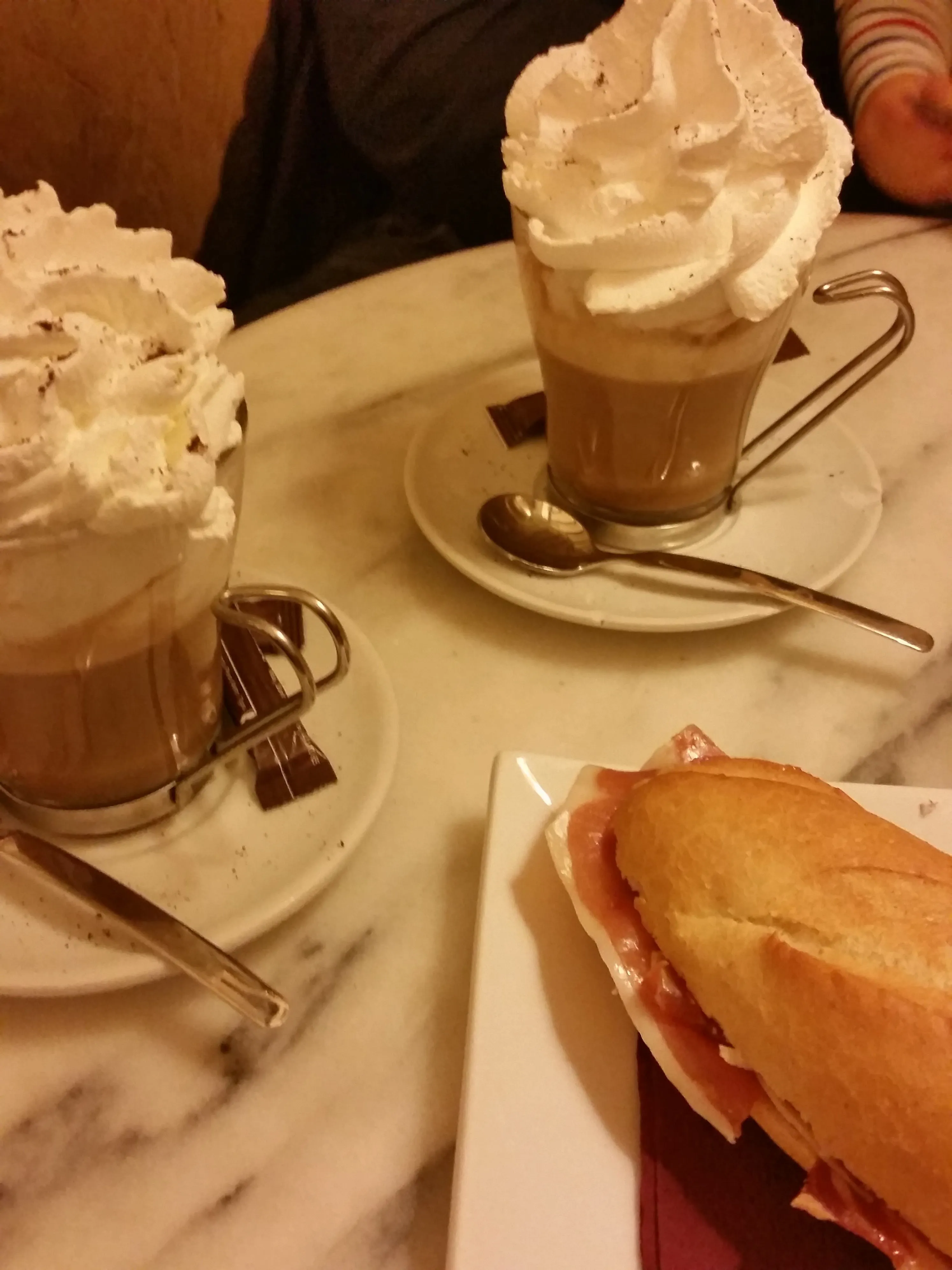 スペインのバルで出てきた生クリームたっぷりのカフェ・コン・レチェとボカディーリョ