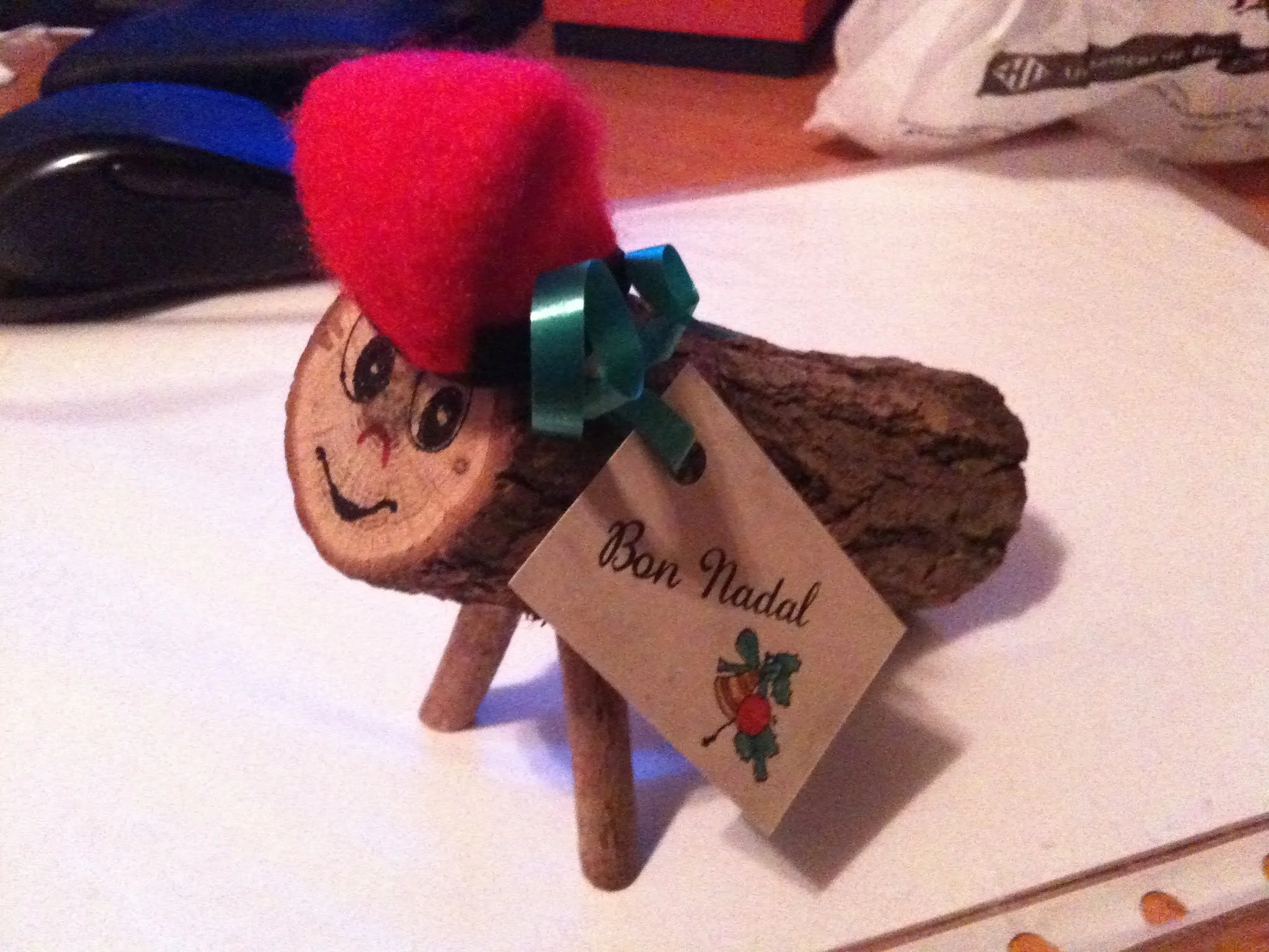 赤い帽子をかぶり「Bon Nadal」のタグをつけたカガネル人形——カタルーニャのクリスマスの縁起物