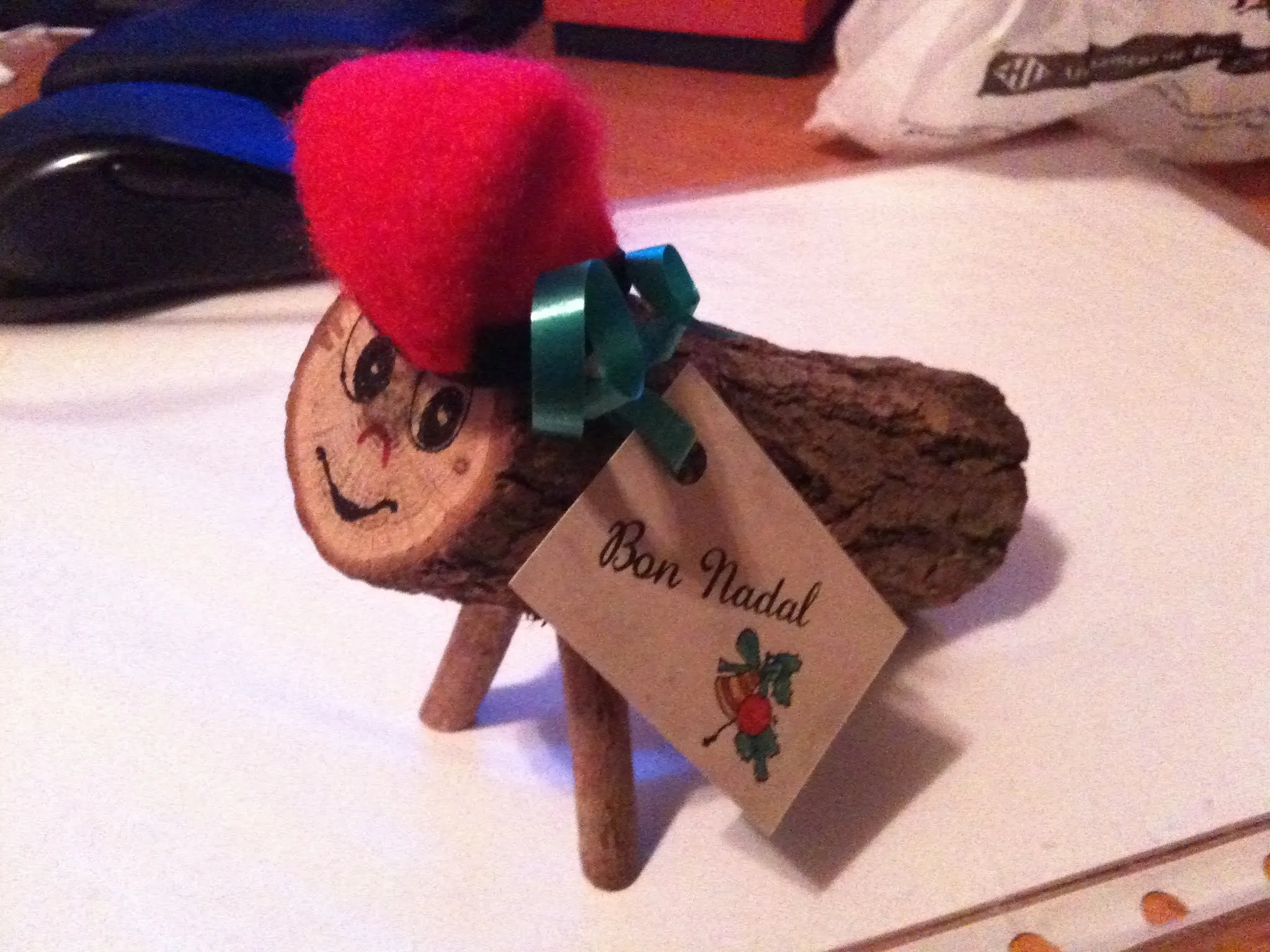 赤いベレー帽と「Bon Nadal」タグをつけたカガネル人形——バルセロナのカタルーニャお土産