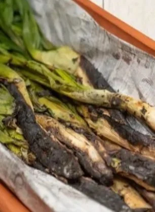 炭火で真っ黒に焼かれた本場のカルソッツ