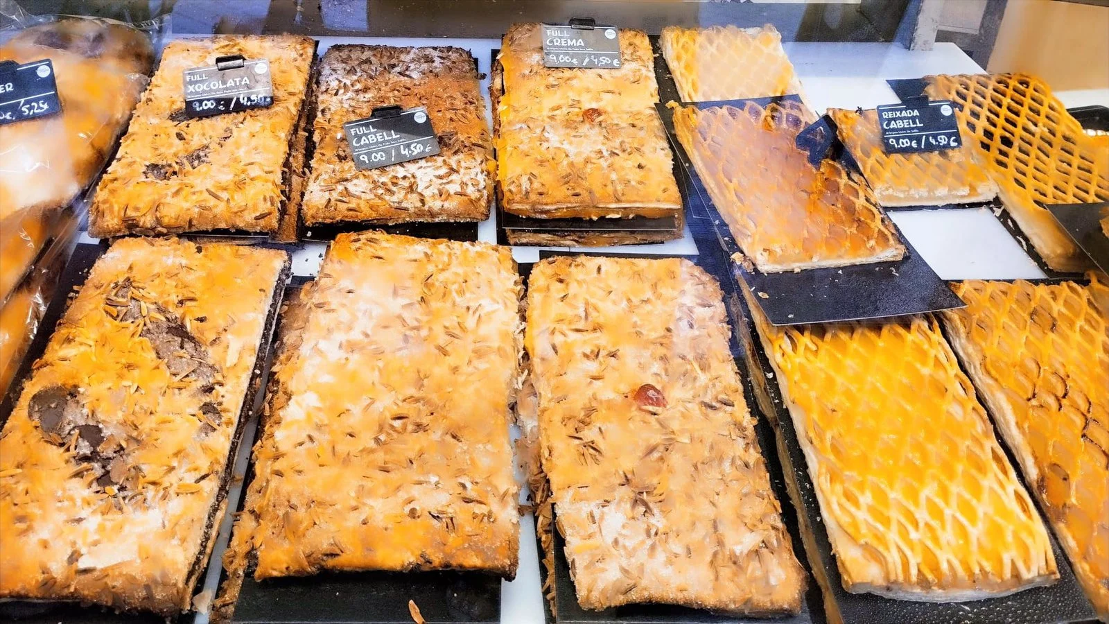 バルセロナのパン屋に並ぶ様々な種類のコカ