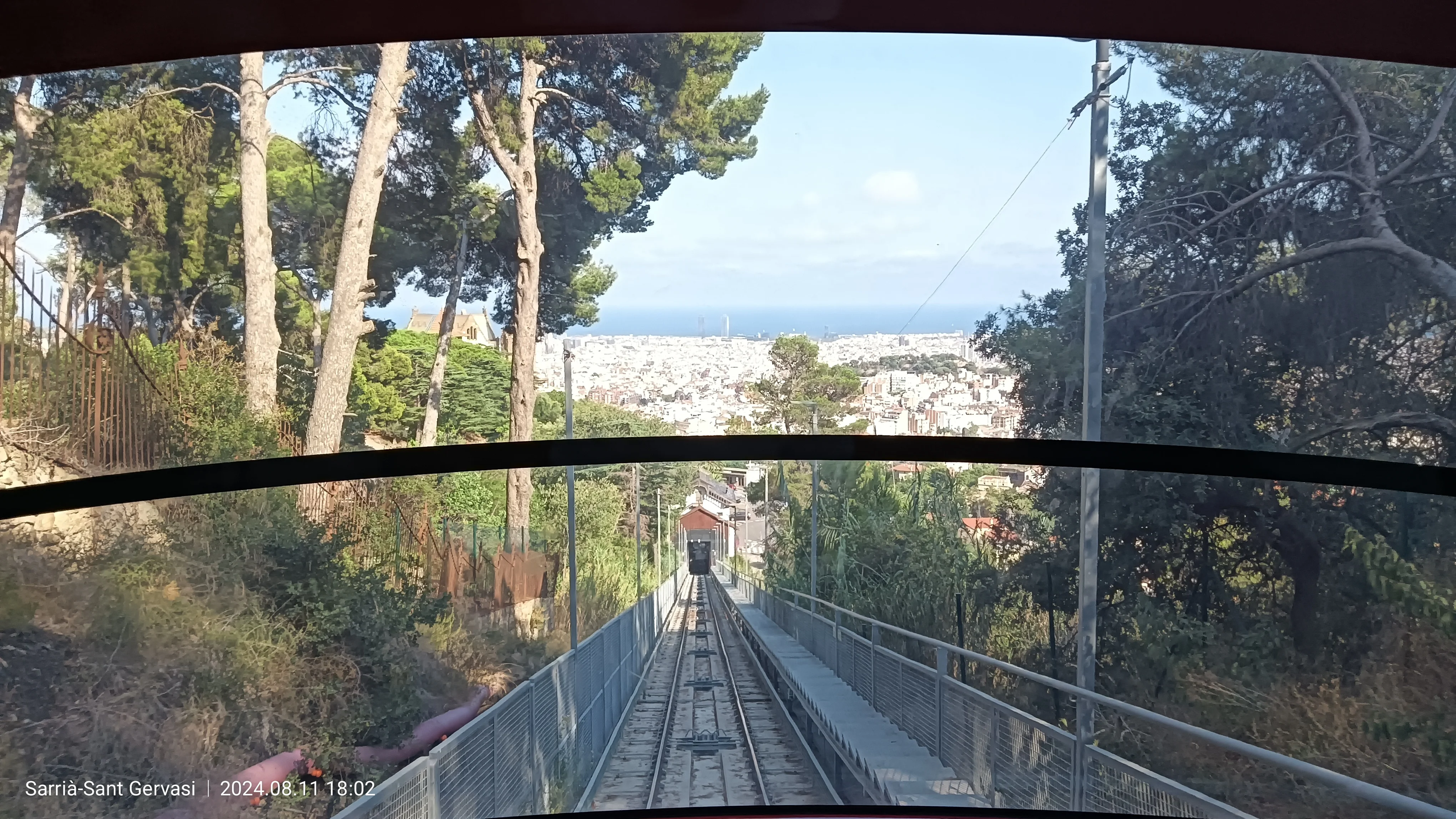 ティビダボのフニクラール（ケーブルカー）車内から——急勾配の線路の先にバルセロナ市街と地中海が広がる