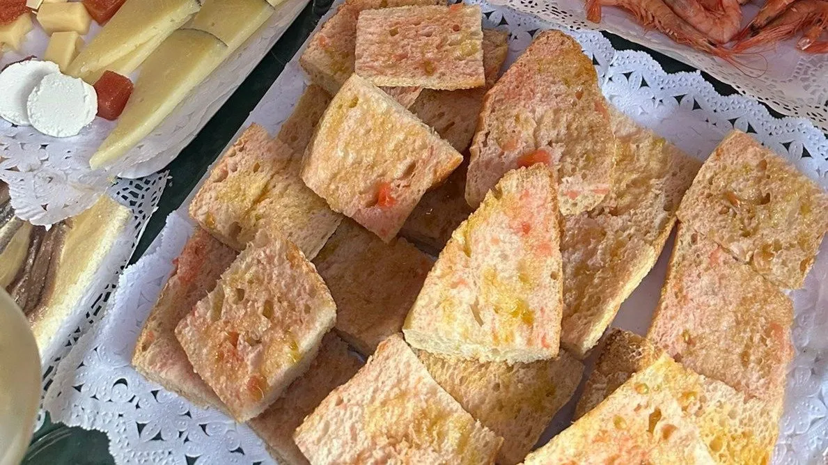 カタルーニャの伝統的な食卓 — パン・アンブ・トマカ、チーズ、エビ