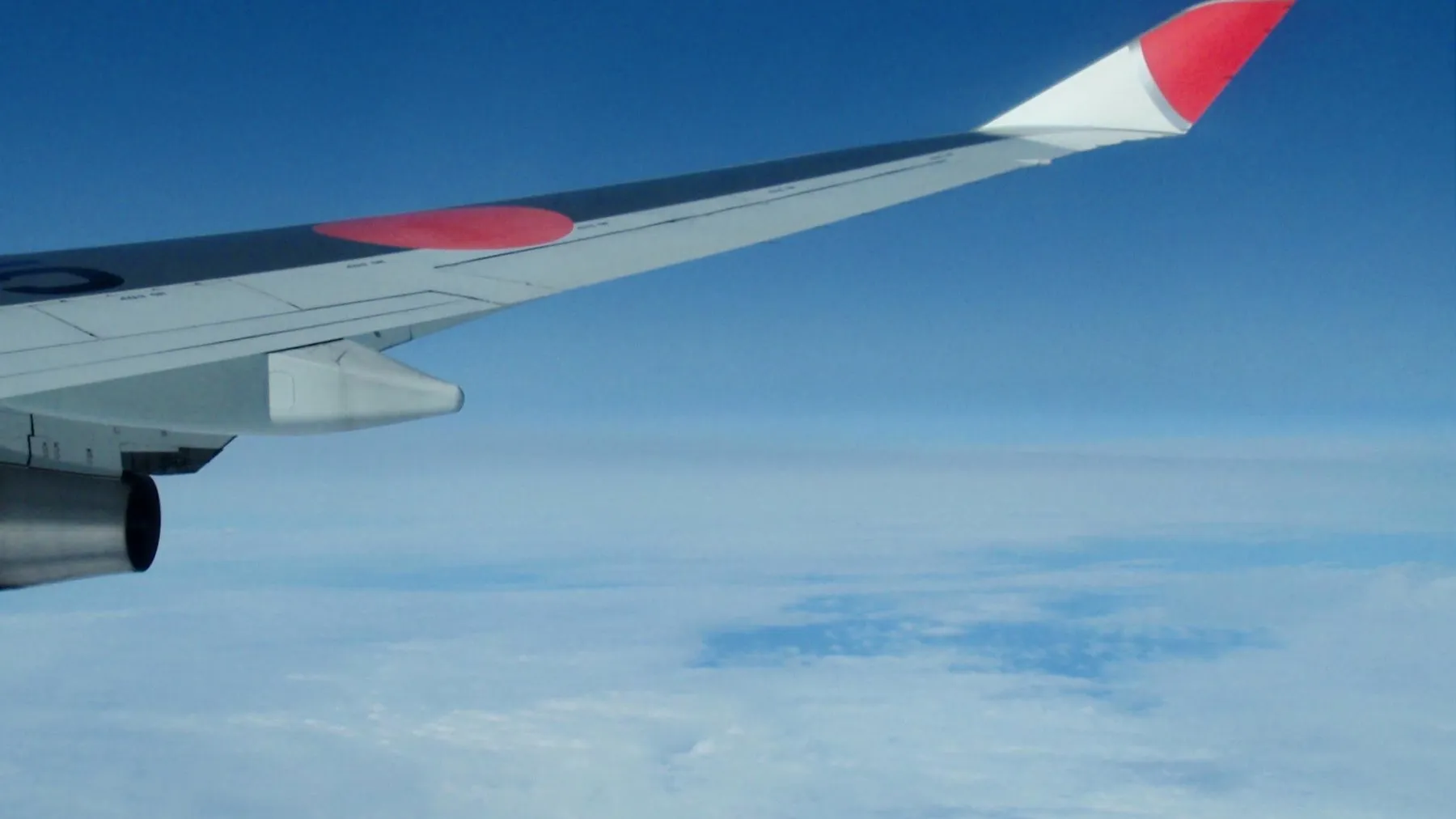 日本からバルセロナへ向かう機内から見た翼と地中海上空の景色