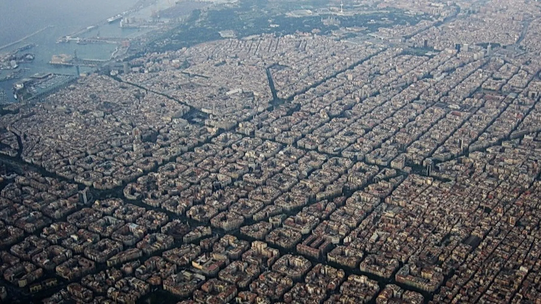 バルセロナ・エイシャンプレ地区の碁盤目状の街並みを空から俯瞰