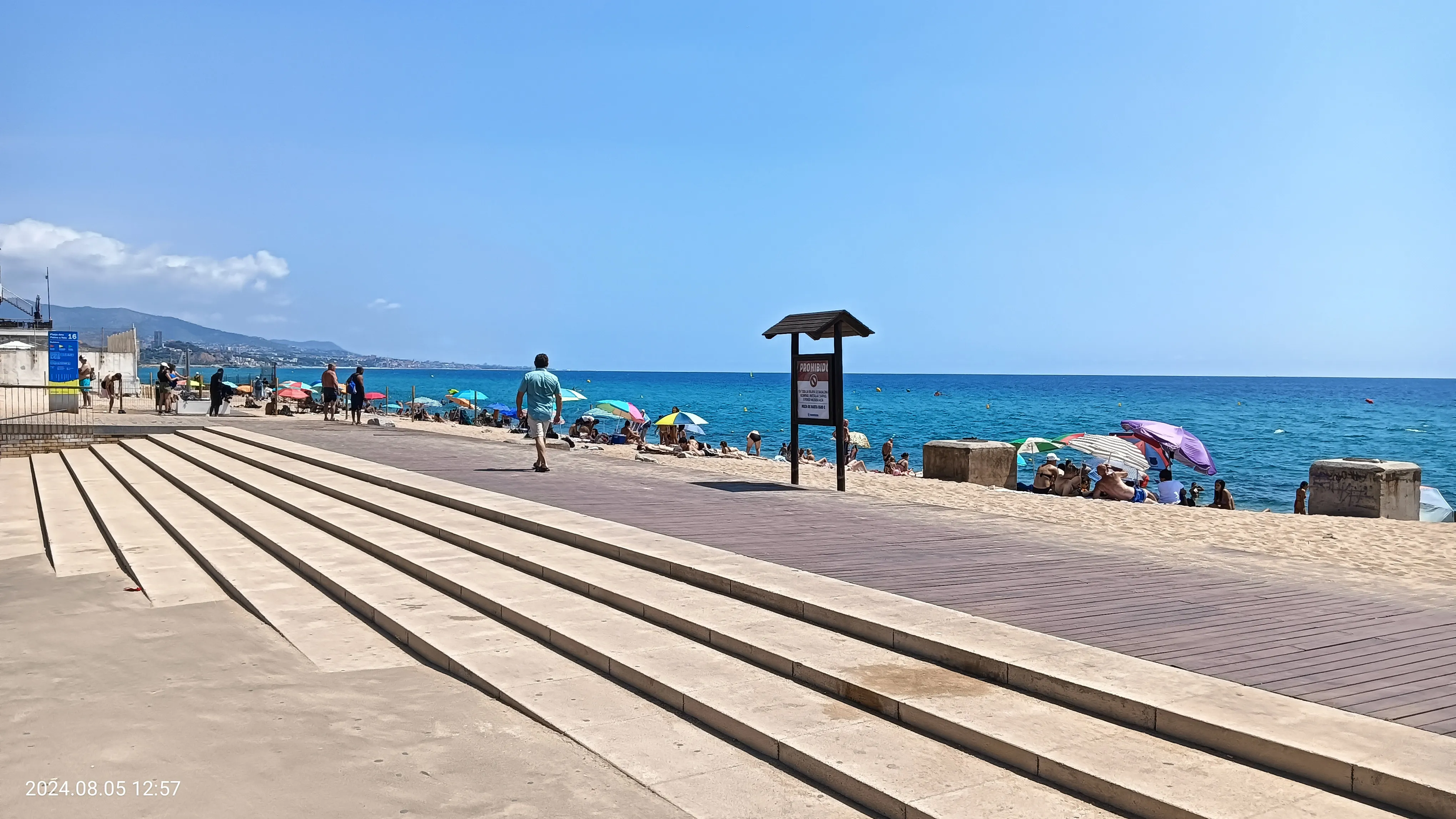 バルセロナ近郊の地中海ビーチ——カラフルなパラソルが並ぶ砂浜と青い海
