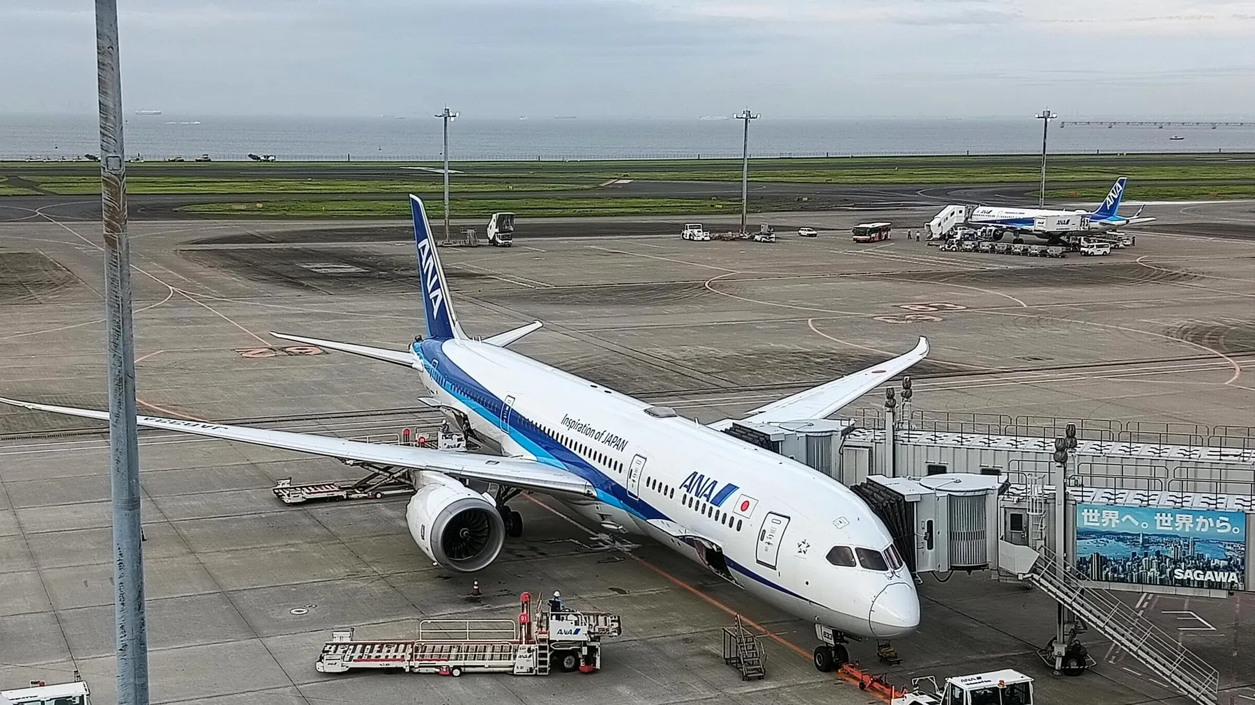 日本の空港でバルセロナ行きの出発を待つANA 787 Dreamliner