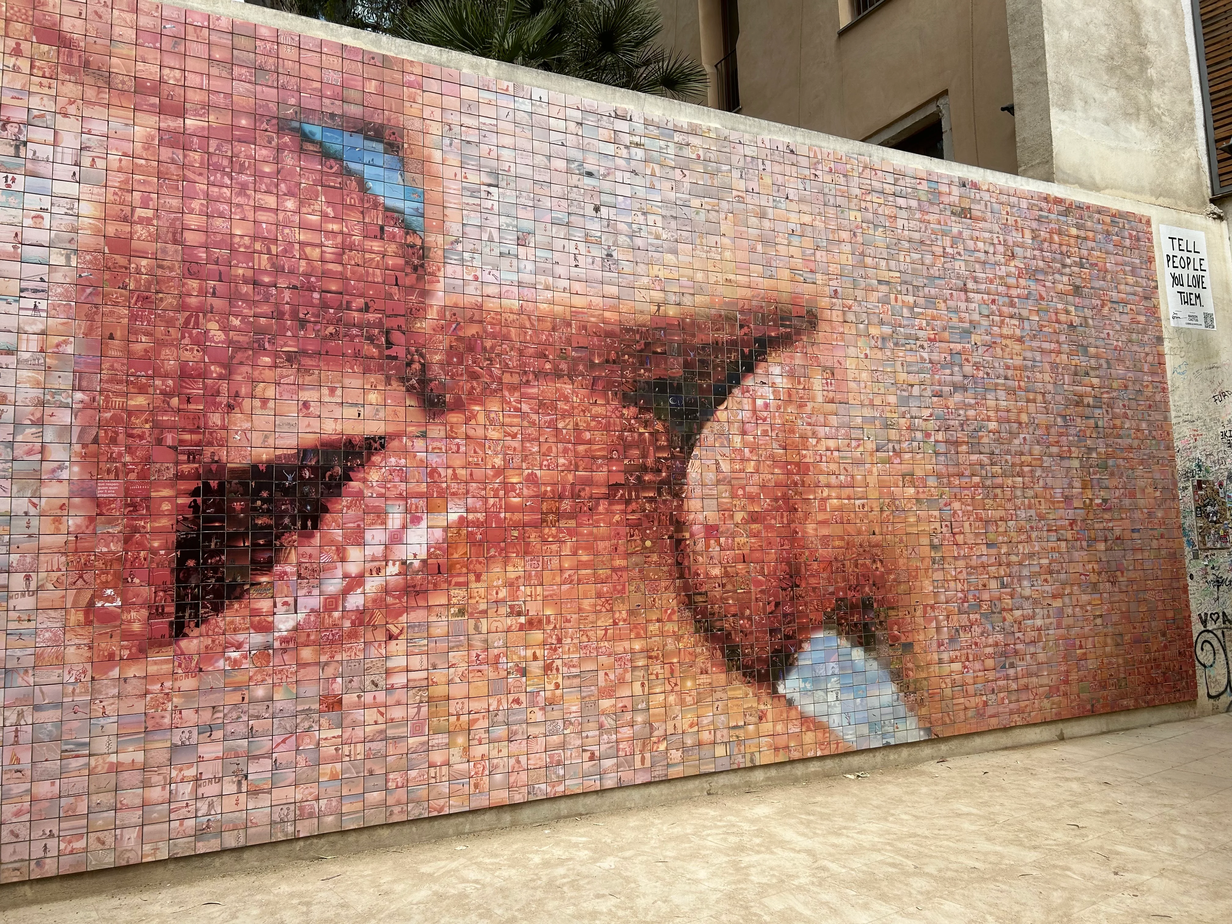 バルセロナ・ゴシック地区近くの壁画——タイル状のモザイクで描かれたカップルのキスのアート作品
