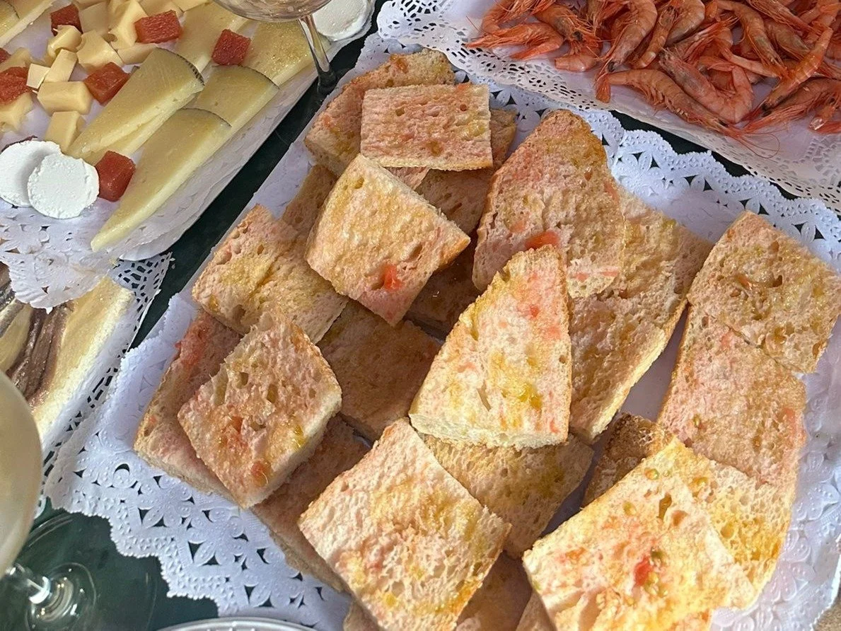 カタルーニャの食卓に並ぶパン・アンブ・トマカ、マンチェゴチーズ、エビ